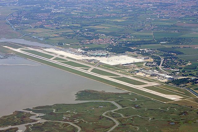 Aeroporto_di_Venezia_-_vue_aerienne