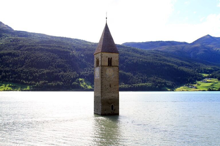 Il_campanile_di_Curon_Venosta,_nel_lago_di_Resia