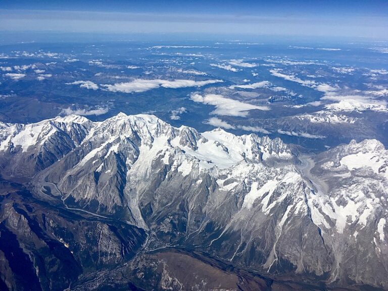 Mont_Blanc_from_air_2019_2